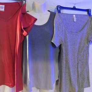 Lot Of 3 Women's Tee Shirts Size 2XL-XL-S Rue 21, LuLaRoe,Gildan